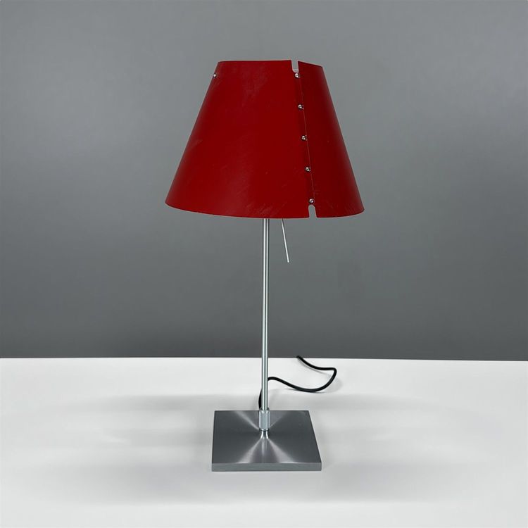 Begagnad bordslampa Costanza från Luceplan i rött. Mått: Bredd 40 cm, höjd 80 cm och fot 18 cm.