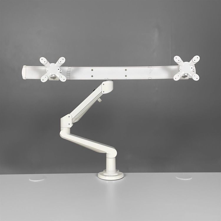 En vit tvåledad monitorarm från Götessons med klämfäste och justerbara armar. Den är begagnad och har en längd på varje arm av 45 cm. Skick 4/5. 