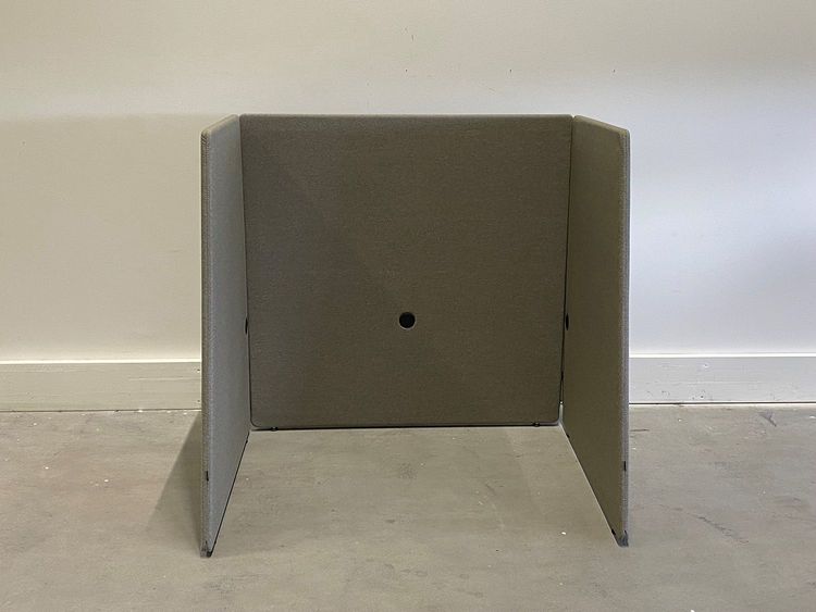 Begagnat telefonbås A30 Peak Design Booth från Götessons grå textil. Mått: bredd 140 cm och höjd 140 cm.