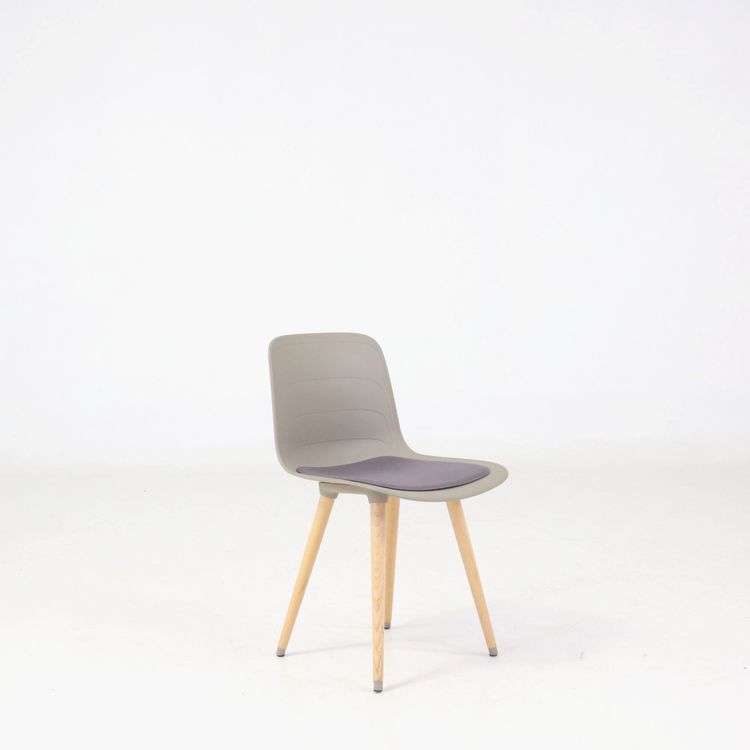 Begagnad konferensstol Grade från Lammhults. Höjd 79 cm, sitthöjd 47 cm, sittbredd 45 cm och sittdjup 40 cm.