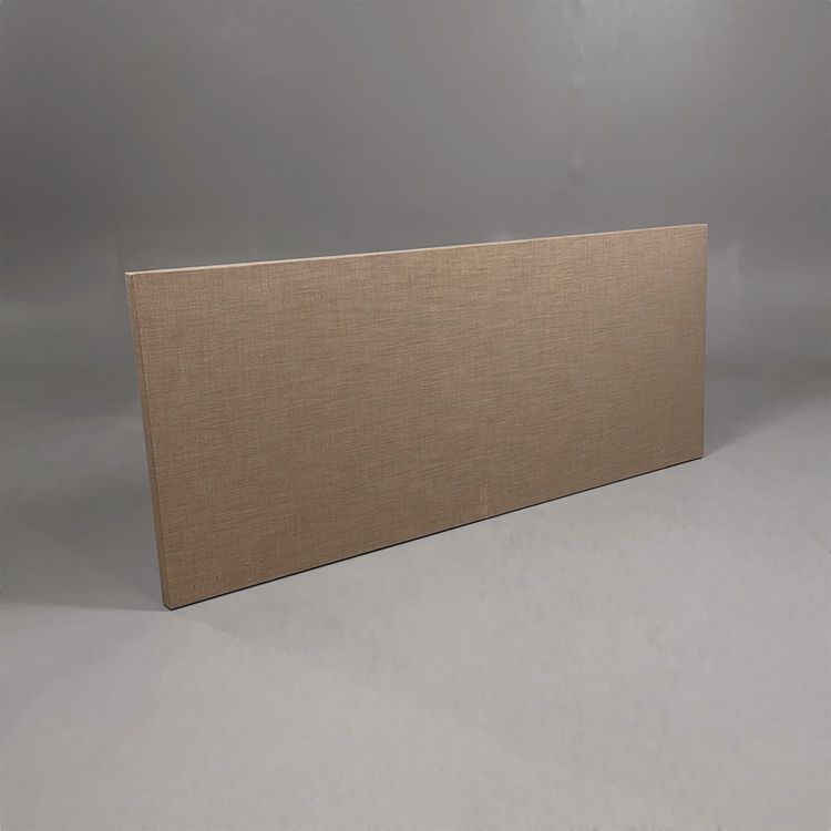 Begagnad brun bordsskärm. Mått: Bredd: 160 cm, Djup: 4 cm, Höjd: 65 cm.