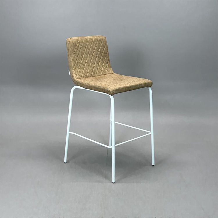 Begagnad barstol från Lotus Furniture i brunt tyg och vitt stativ med fotstag och plastfötter. Mått: Bredd 48 cm, djup 52 cm, höjd 93 cm, sitthöjd 63 cm.