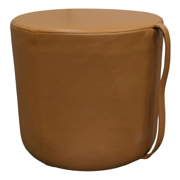 Begagnad sittpuff från Martela. Cylinderformad. Klädd i brunt läder med handtag i tyg. Mått: Höjd 42 cm, Bredd 46 cm, Djup 46 cm. 