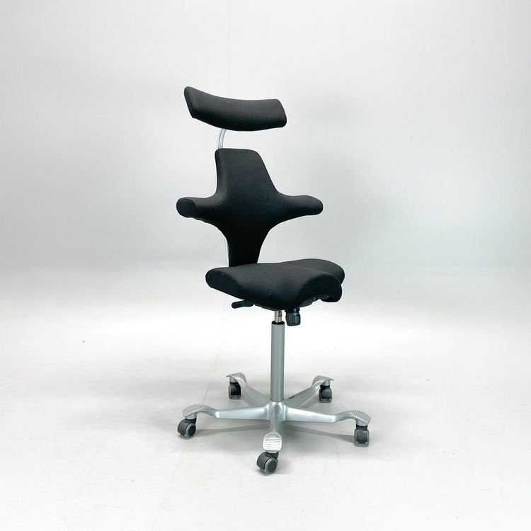 Begagnad kontorsstol Capisco 8106 med sadelsits från Håg i svart. Mått: justerbar sitthöjd mellan 51 cm och 70 cm. 