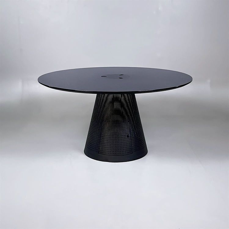 Begagnat svart konferensbord från Horreds, modell Tin. Rund bordsskiva och konformat stativ. Mått: diameter 140 cm och höjd 72 cm. 