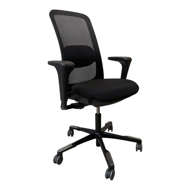 Begagnad kontorsstol SoFi 7500 från Håg i svart med ryggstöd i mesh. Mått: Höjd 104-123 cm x Bredd 70 cm x Djup 70 cm Justering av sitthöjd 48-67 cm. 