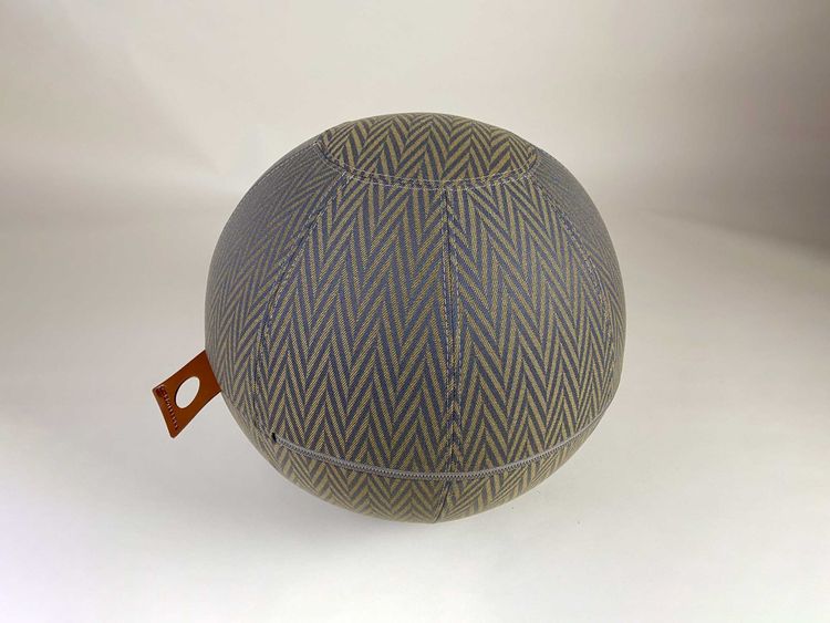 Begagnad balansboll Office Ballz Götessons. I grå färg. Mått: Diameter: 55 cm. 