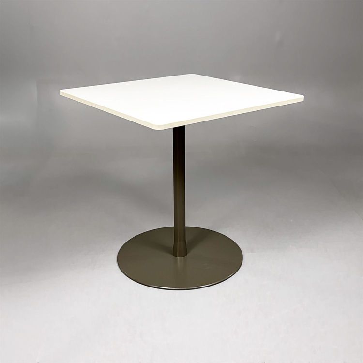 Begagnat cafébord Cone från Edsbyn med gråbeige bordsskiva och brunt pelarstativ. Mått: bredd 70 cm, djup 70 cm, höjd 72 cm. 