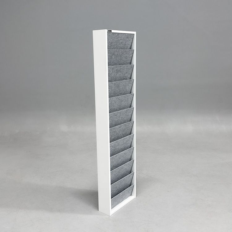 Begagnat broschyrställ Ridå från Karl Andersson & Söner. Vit stomme, fack i grå formfilt. Mått: bredd 37 cm, djup 12.5 cm och höjd 157.5 cm.