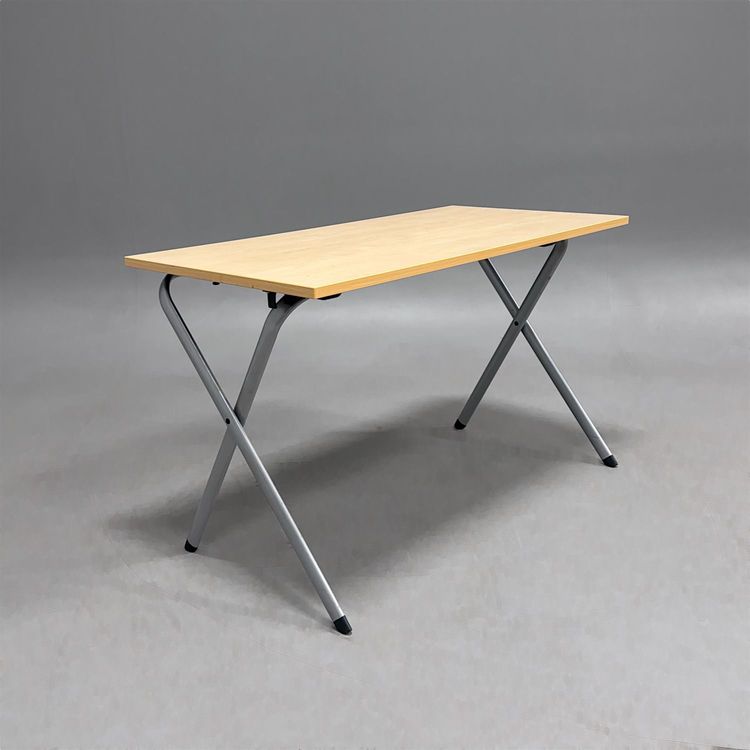 Begagnat hopfällbart bord EDUX från Kinnarps med bordsskiva i björk och stativ i silver. Mått: bredd 120 cm, djup 60 cm, höjd 72 cm.