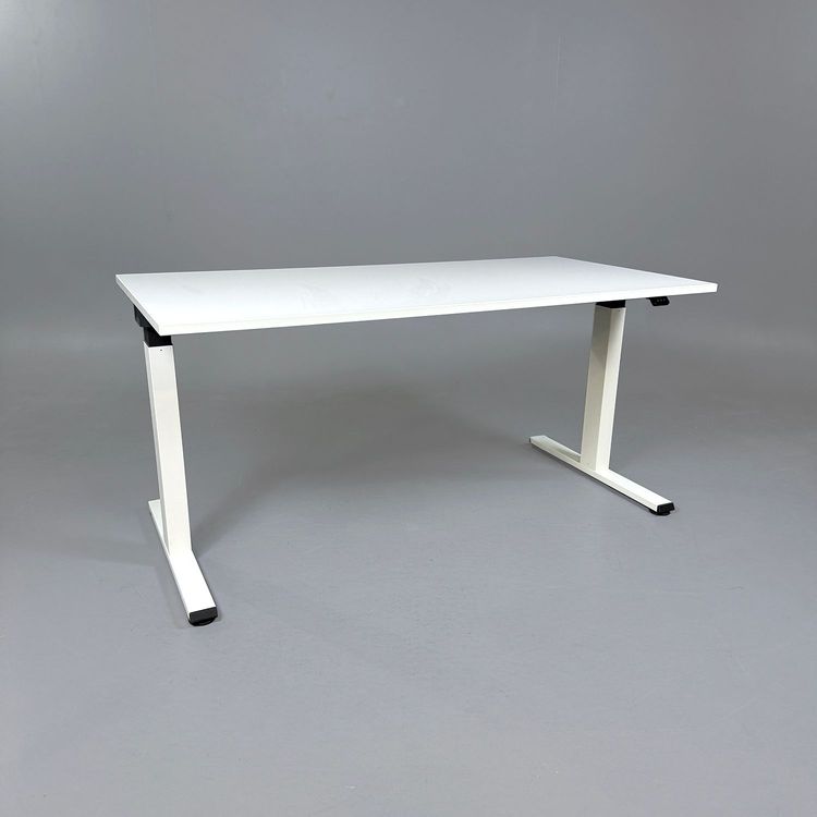 Begagnat höj och sänkbart skrivbord Migration från Steelcase. Bordsskivan är vit med ett vitt stativ. Mått: bredd 160 cm, djup 80 cm, höjdjusterbart mellan 65 -125 cm. 