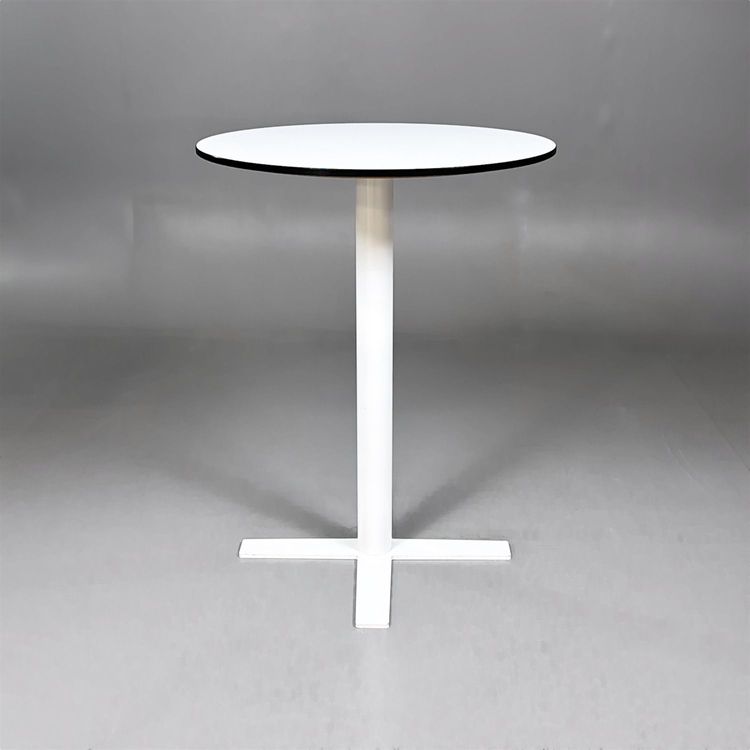Begagnat runt barbord i vit färg med svart kantlist. Mått: diameter 70 cm och höjd 90 cm.