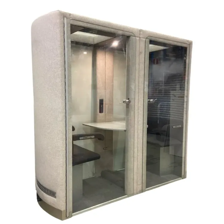 Begagnat telefonbås på hjul från Evavaara Design modell Sshhh i ljusgrå färg. Inkluderar bordsskiva, LED-belysning. Mått: Höjd 183 cm x Bredd 197 cm x Djup 77 cm. 