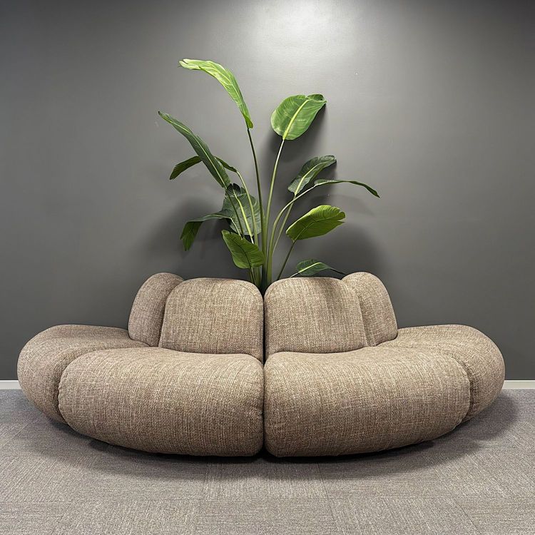 Begagnad modulsoffa Bau från Lammhults klädd i brunbeige melerat tyg. Mått: bredd 207,5 cm, djup 150 cm, höjd 72 cm. 