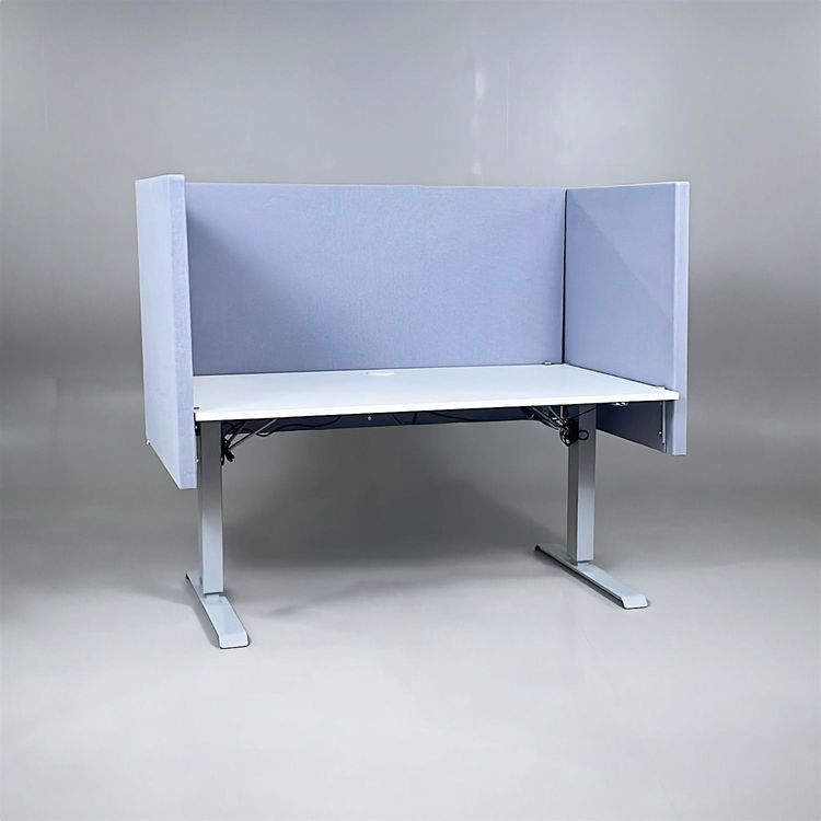 Begagnade bordsskärmar grupp Dezibel från Zilenzio. En långsida, två kortsidor i gråblått tyg. Mått: Bredd 140 cm / 80 cm, Djup 30 cm, Höjd 80 cm.