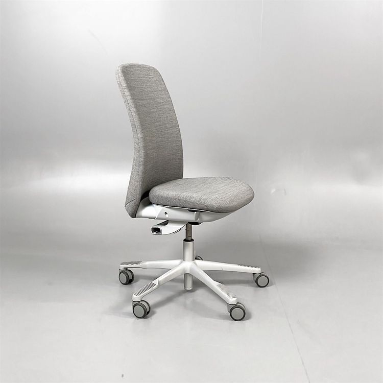 Begagnad kontorsstol Sofi 7300 från HÅG i grått tyg med silverfärgat underrede, utan armstöd. Mått: Justerbar sitthöjd 40–54 cm.