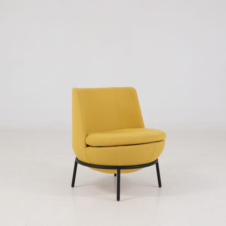 Begagnad gul fåtölj Pod Lowback från Jonas Ihreborn. Mått: Sitthöjd 44 cm, höjd 75 cm, sittbredd 68 cm och sittdjup 50 cm.