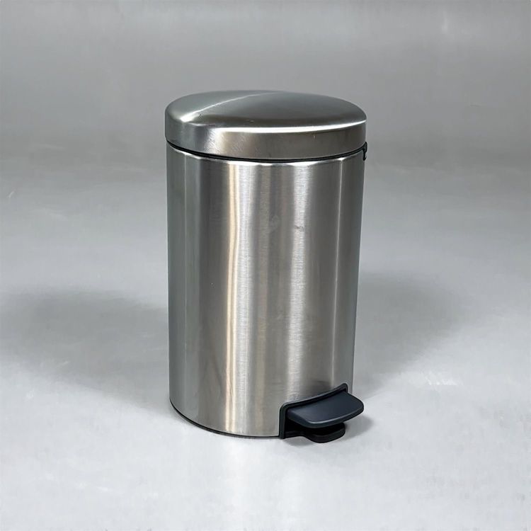 Begagnad papperskorg New Icon 12l från Brabantia i aluminium. Mått: diameter 25 cm och höjd 41 cm. 