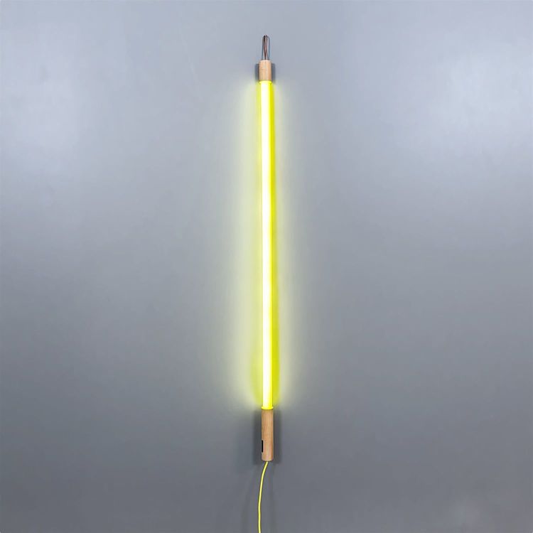 Begagnad vägglampa Linea från Seletti i gult. Mått: Bredd: 134 cm och diameter 3.5 cm. 