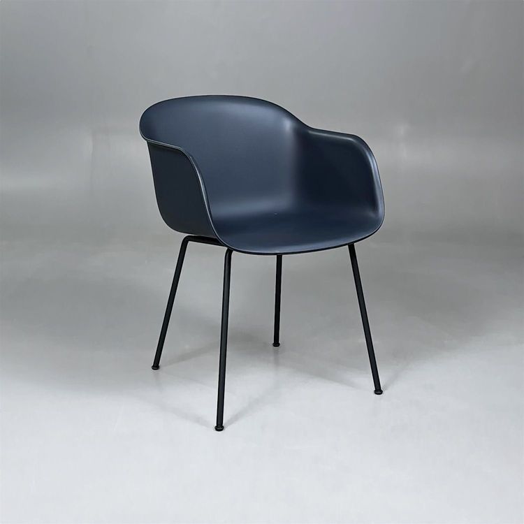 Begagnad matstol Fiber Armchair från Muuto i färgen med antracitgrått skal och svarta ben. Mått: Bredd 54.5 cm, Djup 56 cm, Höjd 76 cm, Sitthöjd 45.5 cm. 