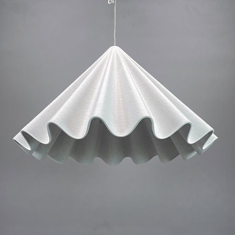 Begagnad taklampa Dancing Pendant från Audo Copenhagen i vitt. Mått:  diameter 95 cm och höjd 58 cm. 