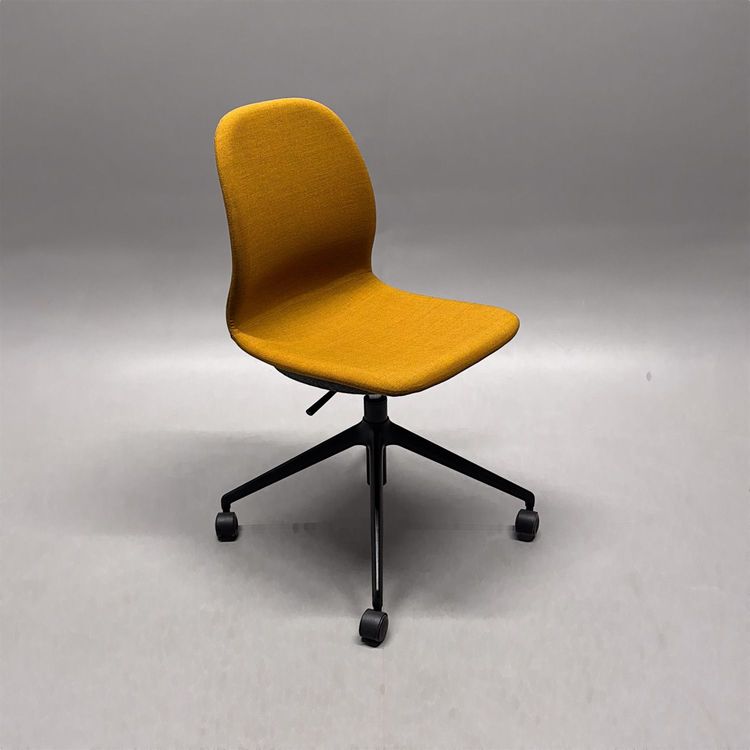 Begagnad stol med hjul Archie från EFG i senapsgul färg och svart stativ. Bredd: 54 cm, djup: 53 cm och sitthöjden 41.5 - ca 52 cm. 