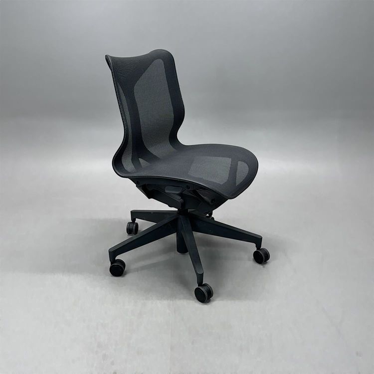 Begagnad kontorsstol Cosm Low från Herman Miller i grå Mesh, utan armstöd. Mått: Sitthöjd justerbar från 40.9 cm till 54.4 cm. 