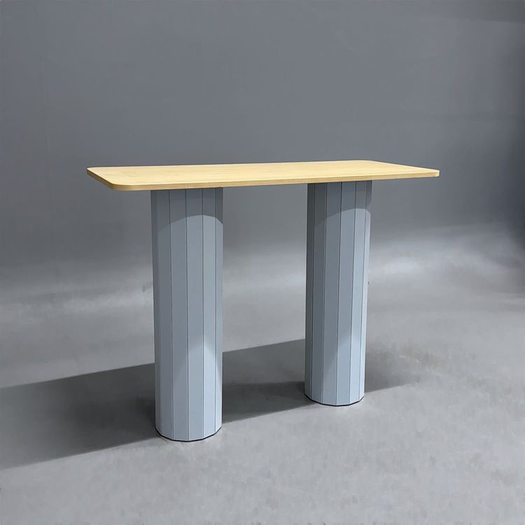 Begagnat barbord Cap från Karl Andersson & Söner. Avlång skiva i björk med räfflade pelarben i grått. Mått: Bredd 140 cm, djup 60 cm och höjd 110 cm.