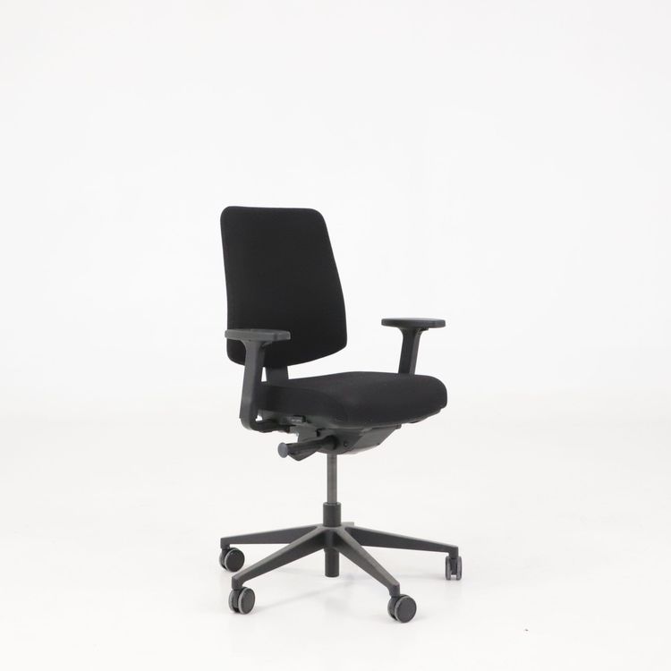 Begagnad kontorsstol James från Martela i svart. Mått: Sitthöjd 46–58 cm, sittbredd 46 cm och sittdjup 44 cm. 