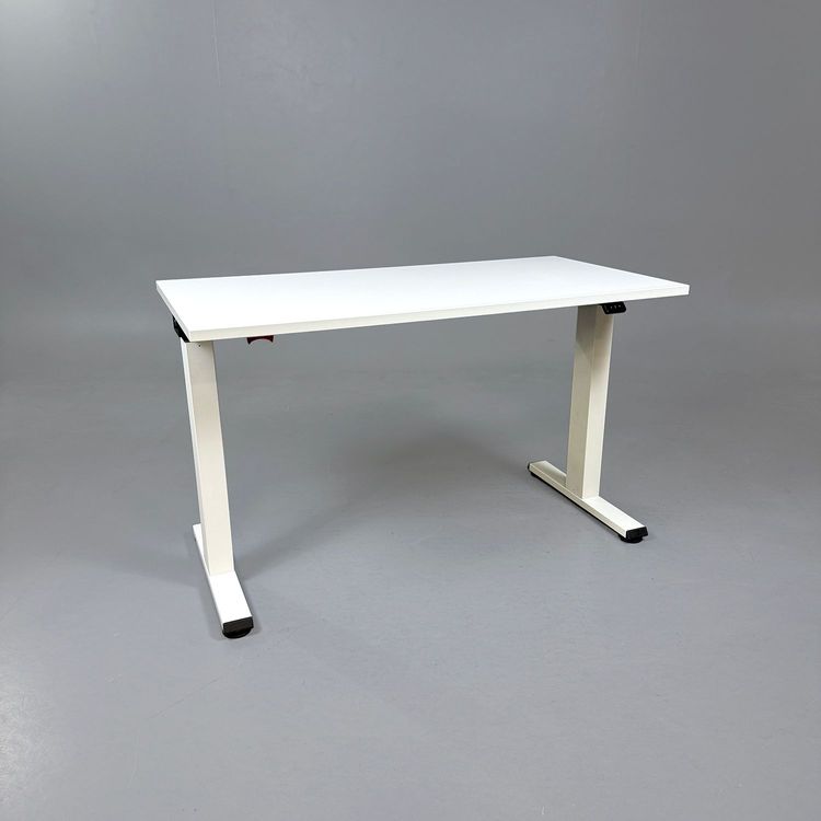 Begagnat höj- och sänkbart skrivbord Migration från Steelcase. Med vit bordsskiva och stativ av metall. Mått: justerbar höjd mellan 65 cm till 125 cm. 