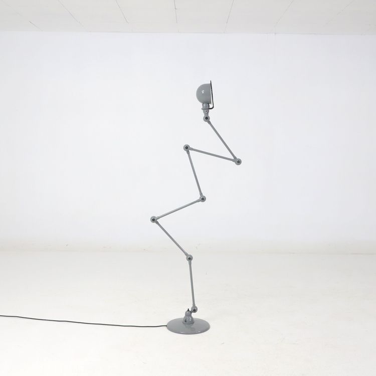 Begagnad golvlampa Loft D9406 från Jieldé i grått. Mått: höjd 240 cm, fotdiameter 35 cm och lampdiameter 16 cm.