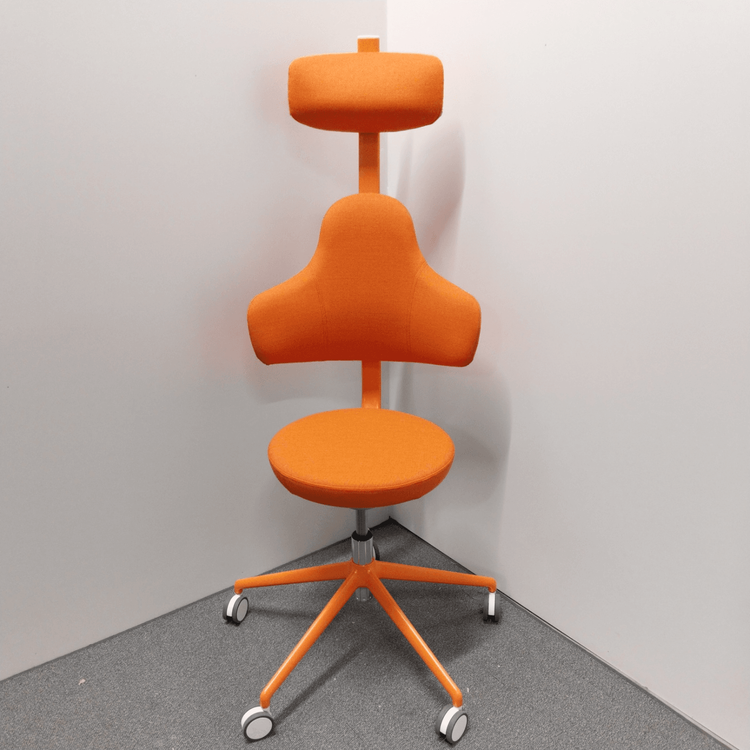 Begagnad kontorsstol Spine från Savo i orange. Mått: Reglerbar sitthöjd mellan 42.5 - 52 cm.