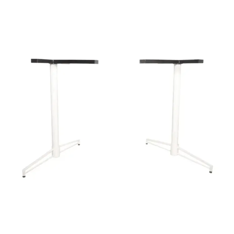 Begagnat bordsstativ T-Bone från Johanson Design i vit färg. Mått: Höjd: 71 cm, Bredd: 35,5 cm, Djup: 65 cm.