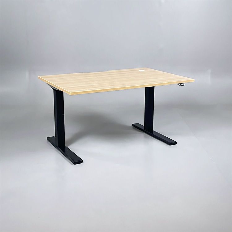 Begagnat höj och sänkbart skrivbord med bordsskiva i ek och svart stativ. Bredd 140 cm, djup 80 cm, höjd 70 cm - 120 cm. 
