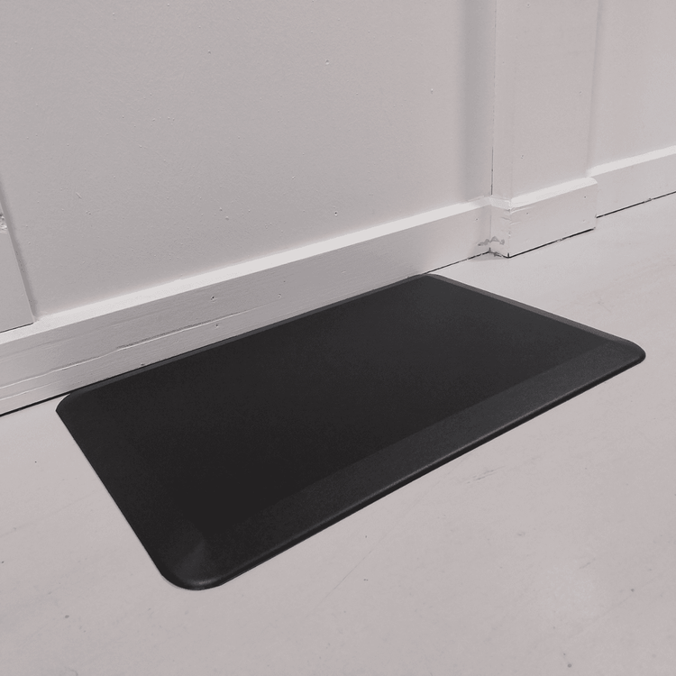 Ståmatta Stand från EFG i svart, gjord av slitstarkt PU-gummi. Mått: 76 cm i längd och 50 cm i bredd. 