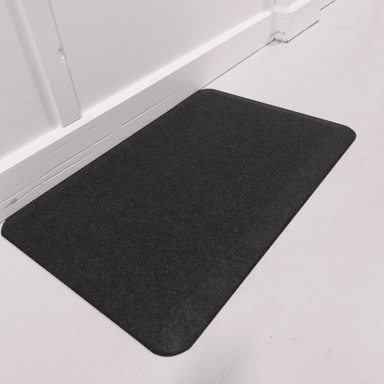 Begagnad ståmatta Stand från EFG i mörkgrått med en PU-kärna och yta av filt. Mått: längd 76 cm och bredd 50 cm. 