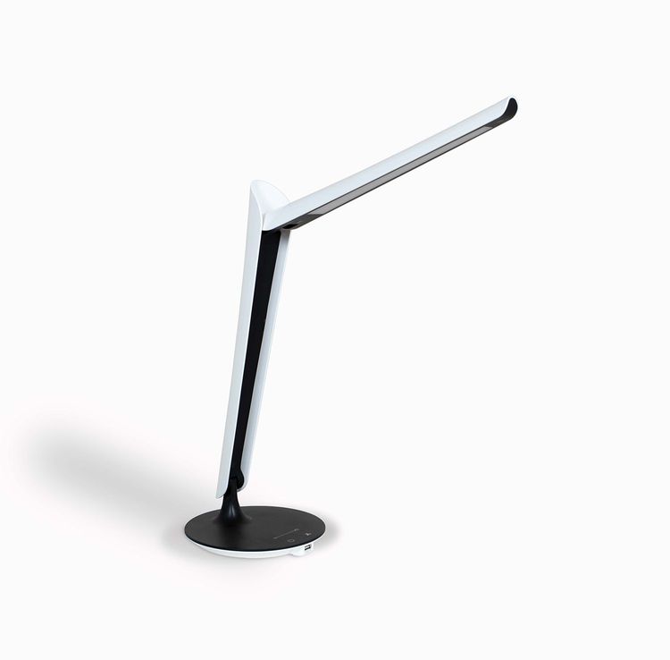 Begagnad skrivbordslampa Tulip från Götessons i vitt, med en tulpanliknande form Mått: diameter 16.6 cm och höjd 42.7 cm. 