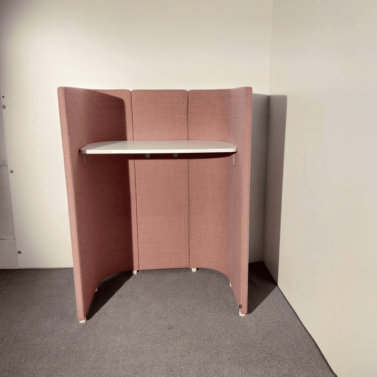 Begagnat arbetsbås Surround Me från Efg. I rosa med ben i ask. Mått: höjd 140 cm, bredd 104.5 cm och djup 71 cm.