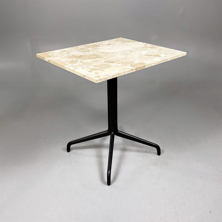Begagnat cafébord från Audo Copenhagen med bordsskiva i beige/brun sten och svart pelarstativ. Mått: Bredd 60 cm, Djup 70 cm, Höjd 72 cm. 