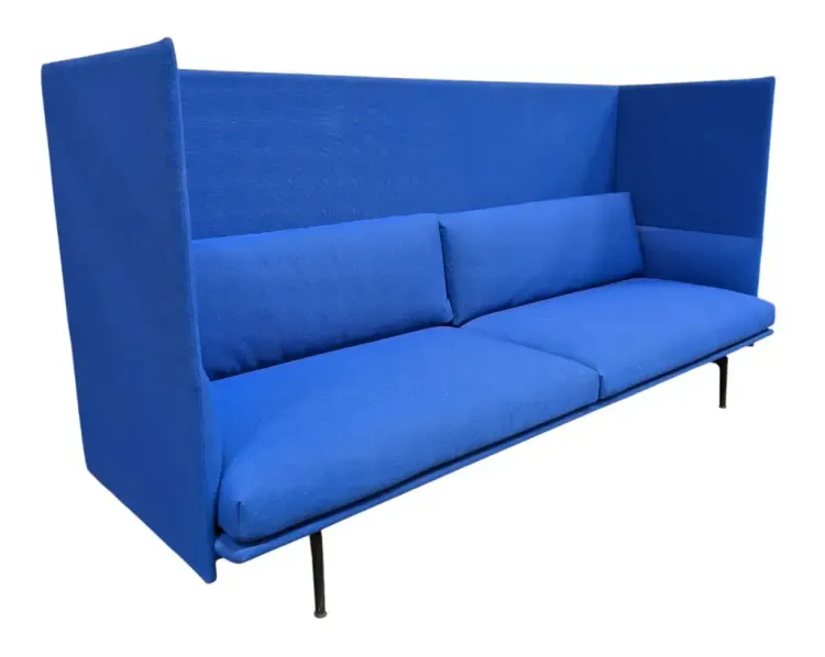 Begagnad soffa med hög rygg Outline Highback från Muuto i blått. Mått: Höjd 116 cm x Bredd 220 cm x Djup 76 cm. 