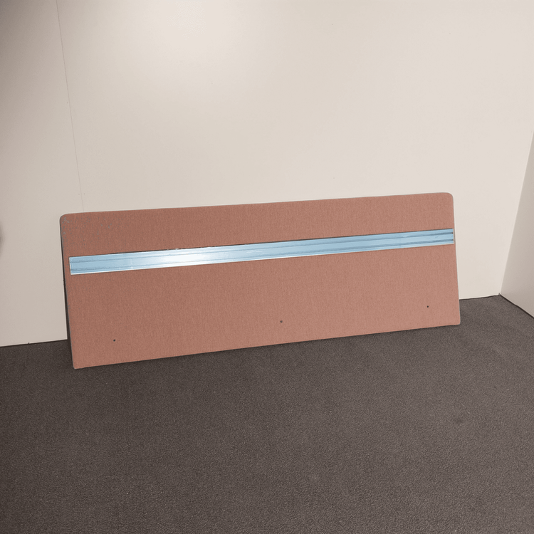 Begagnad bordsskärm Tab från Efg i rött tyg, funktionslist samt bordsfästen i silver. Mått: Längd 180 cm, Höjd 65 cm. 