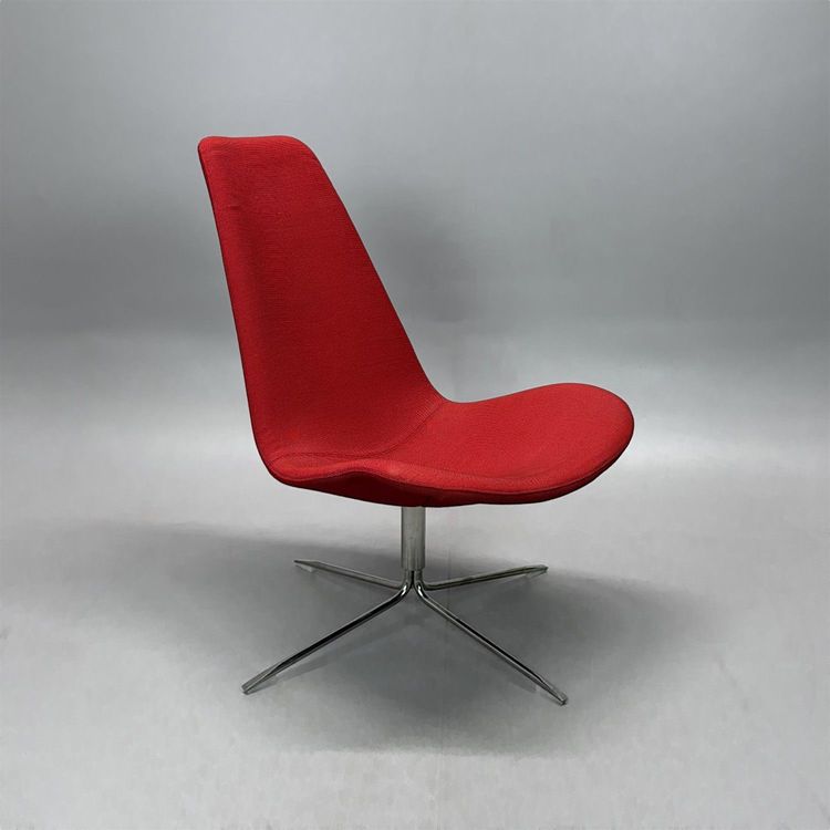 Begagnad fåtölj Spoon High från Offecct klädd i rött tyg med kromat snurrstativ. Mått: bredd 65 cm, djup 48 cm, höjd 92 cm, 37 cm.