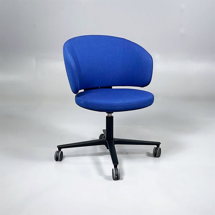 Begagnade konferensstol model Prime från Horreds. Klädd i en blå ullblandning med svart underrede. Bredd: 60 cm; Djup: 57 cm; Höjd: 82 cm; Sitthöjd: 46 cm.