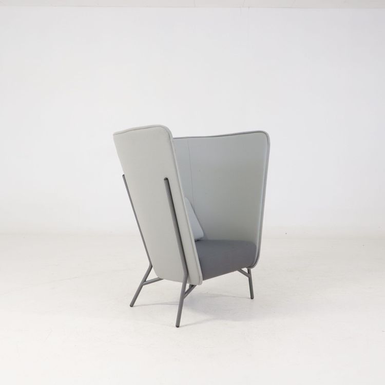 Begagnad fåtölj med hög rygg Aura från Inno i grå tygklädsel. Mått: Höjd 125 cm, sitthöjd 45 cm och sittdjup 57 cm.