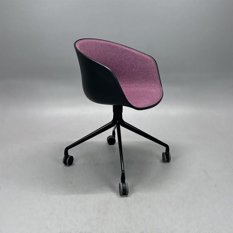 Begagnad stol med hjul AAC24 Front Upholstery från HAY i ljuslila tygklädsel och svart skal samt stativ. Mått: Bredd 59 cm, djup 52 cm, höjd 79 cm och sitthöjd 46 cm. 