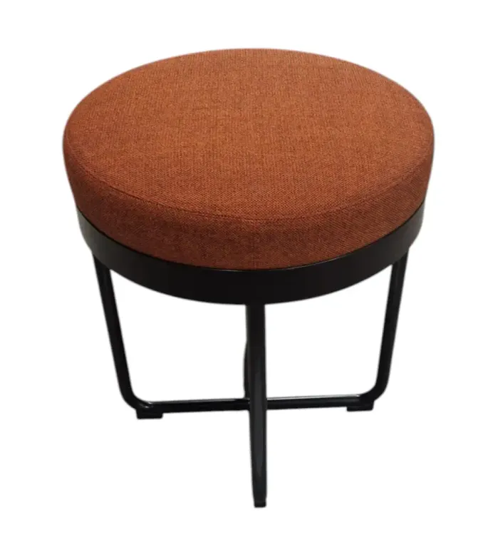 Begagnad pall Shima från Johanson Design. Med brunt tyg och svart stativ. Mått: höjd 45 cm, bredd 40 cm, djup 40 cm. 