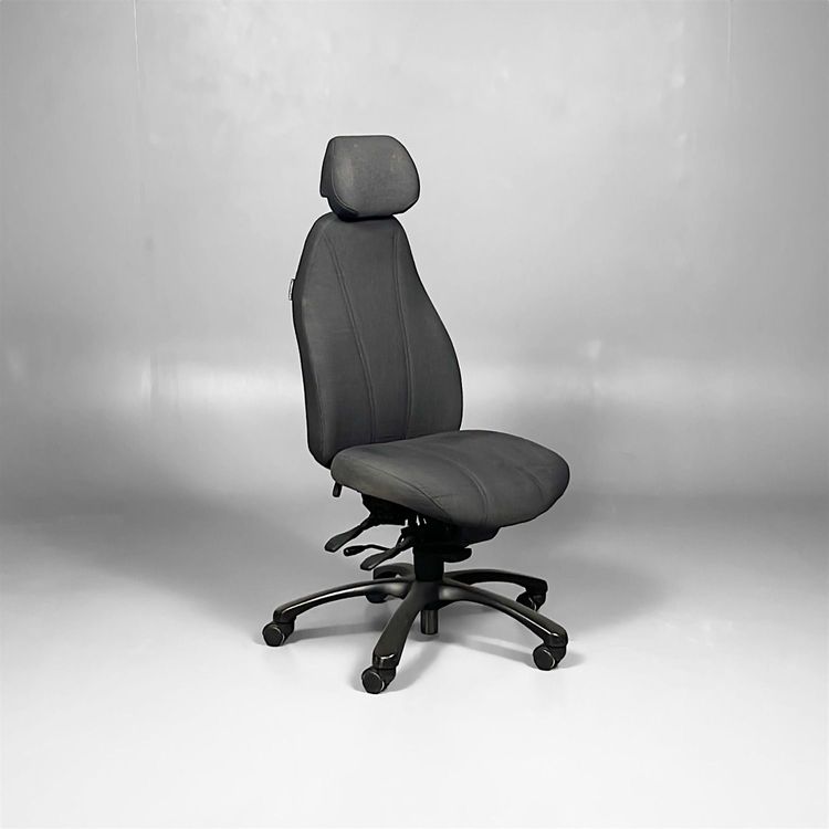 Begagnad kontorsstol 4000 från Malmstolen. I grå klädsel med svart underrede. Mått: Justerbar sitthöjd mellan 42 - 54 cm. 