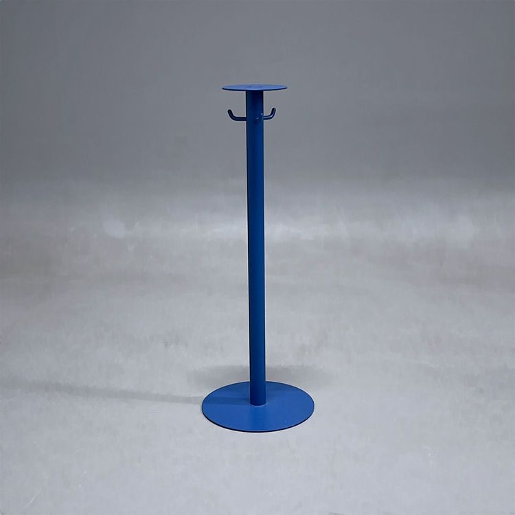 Begagnat blått pelarstativ med krokar. Mått: höjd 109 cm.