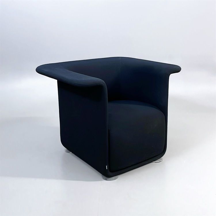 Begagnad fåtölj Hub från Materia med svart klädsel. Mått: Bredd: 90 cm, Djup: 79 cm, Höjd: 71 cm, Sitthöjd: 43 cm. 