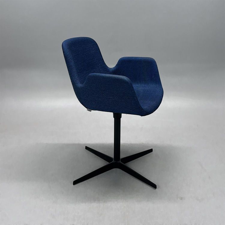 Begagnad blå konferensstol Pass från Lapalma med blå tygklädsel, svart kryssunderrede. Mått: Bredd 59 cm, djup 56 cm, höjd 80 cm, sitthöjd 46 cm. 